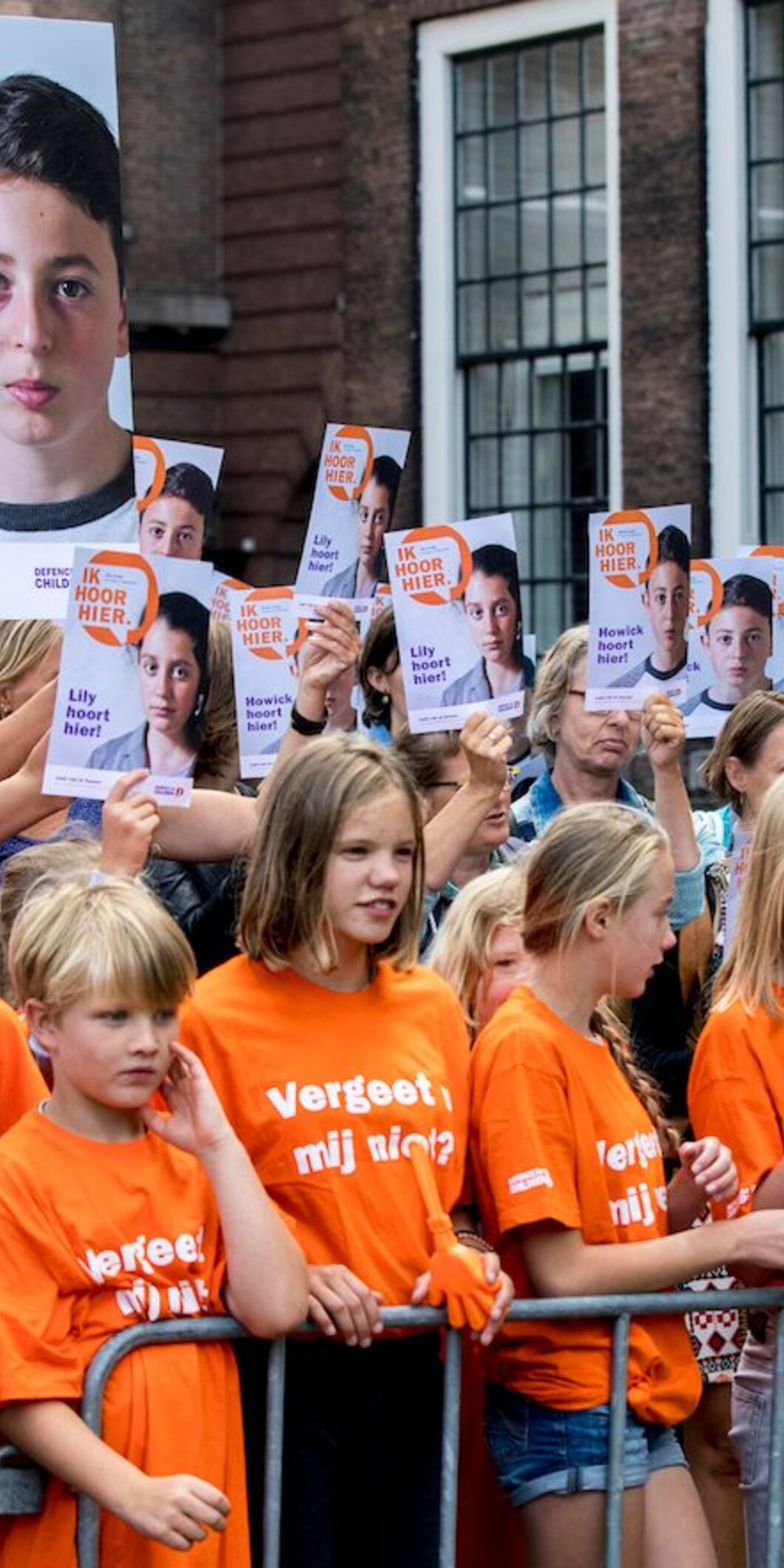 Foto van een protest tegen de uitzetting van de Armeense kinderen Lili en Howick