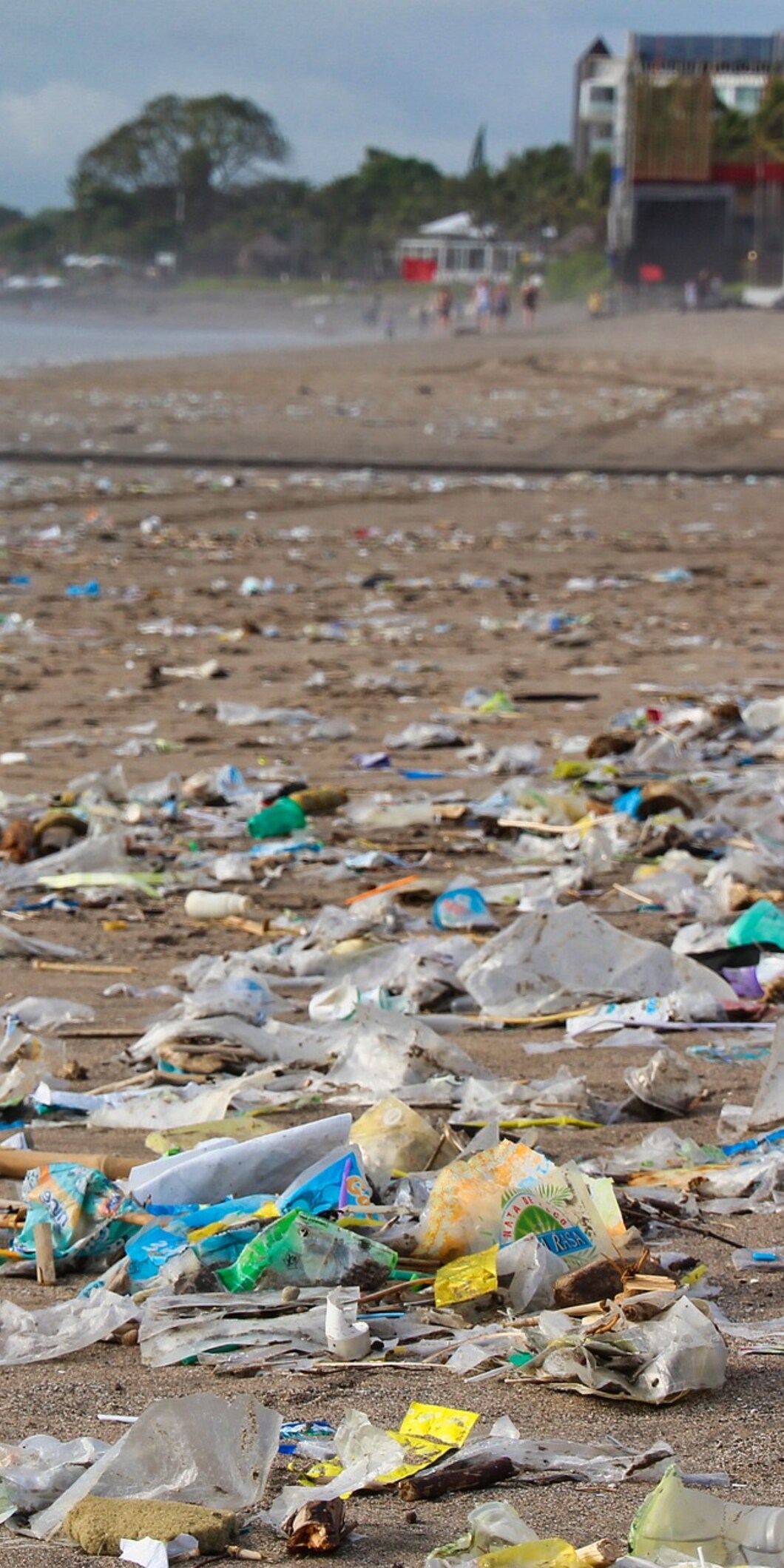 Een strand vol met plastic afval