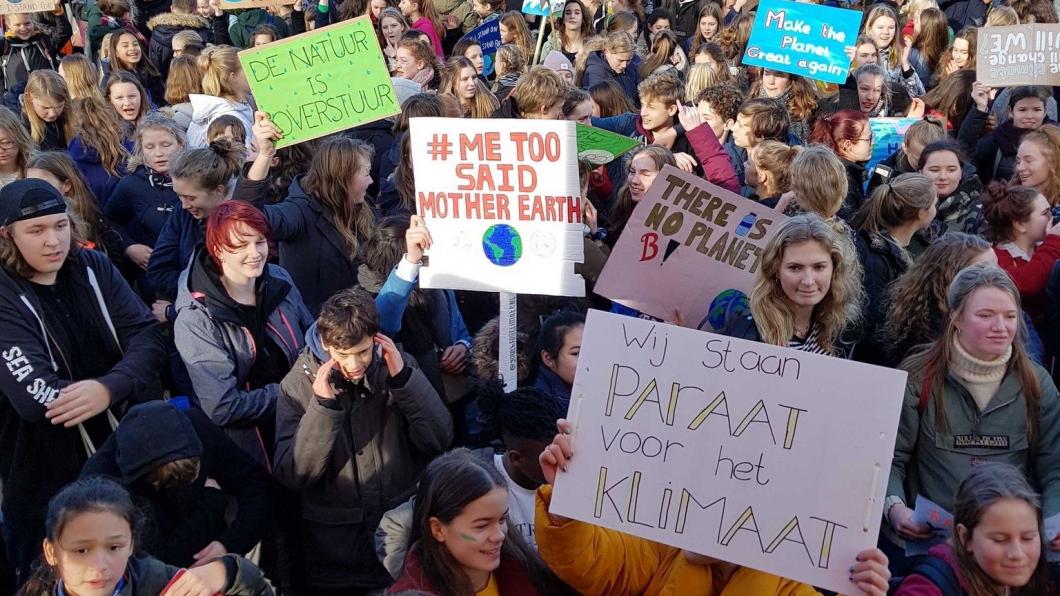 jongeren op een klimaatmars. Een protestbord met: "#metoo said mother earth"