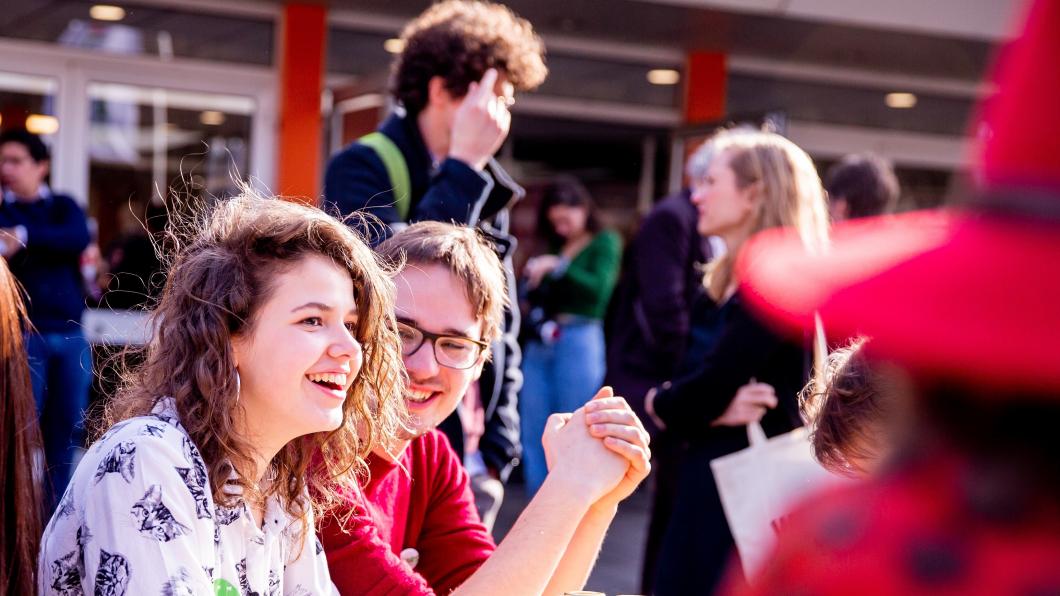 Afbeelding van 2 mensen op het GroenLinks congres in 2019