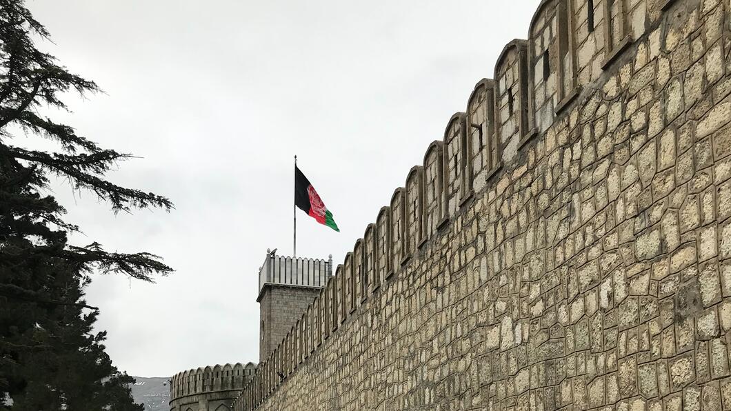 Beeld van oud gebouw met Afghaanse vlag