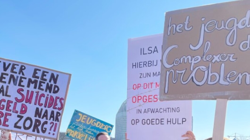 demonstratieborden tegen bezuinigingen jeugdzorg