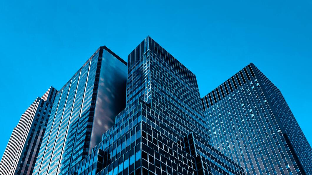 gebouwen in een financial district gefotografeerd tegen een strak blauwe lucht