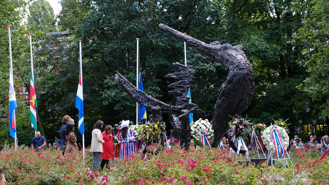 Jaarlijkse herdenking van de slavernij in het Oosterpark in Amsterdam