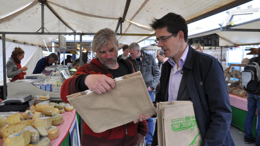 Eickhout deelt duurzame boodschappentassen uit. Eickhout deelt duurzame boodschappentassen uit.