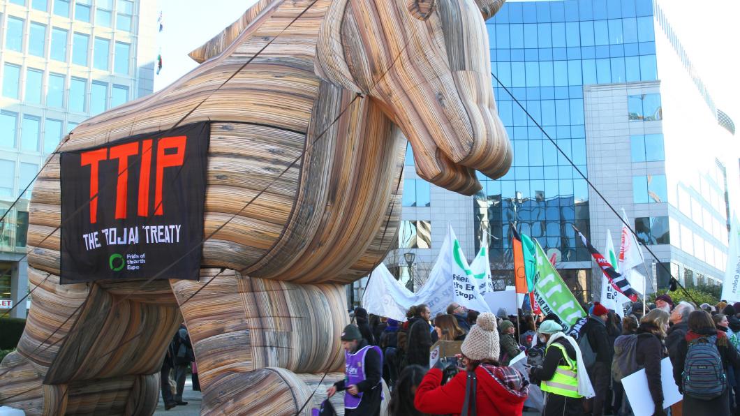 Protest tegen TTIP voor het gebouw van de Europese Commissie Protest tegen TTIP voor het gebouw van de Europese Commissie