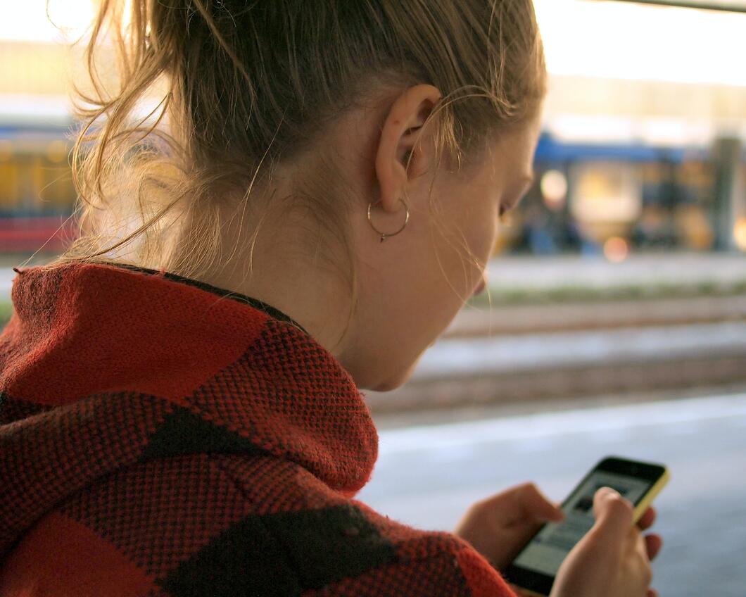 meisje met telefoon