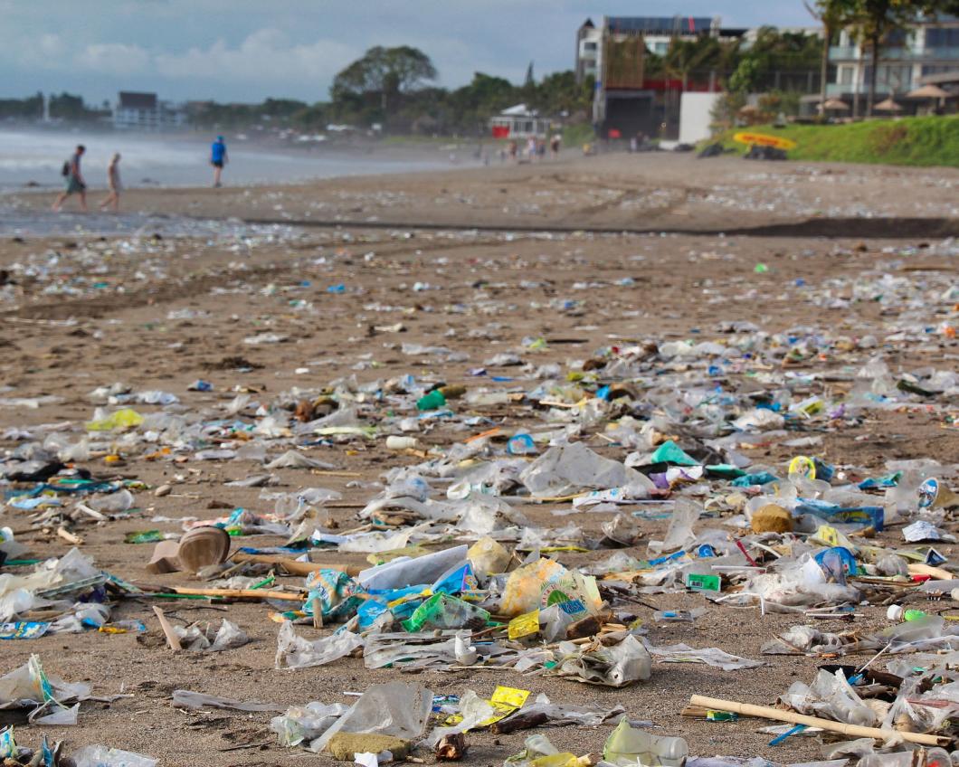 Een strand vol met plastic afval