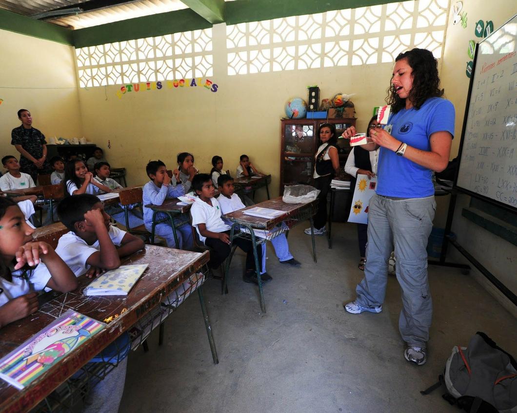 Een lerares staat voor een basisschoolklas in een Zuid-Amerikaans land