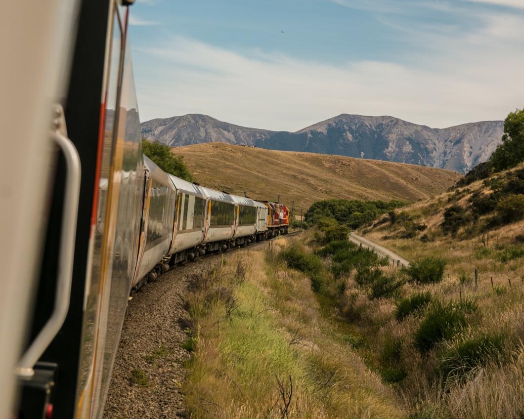 Foto uit raam trein in de natuur