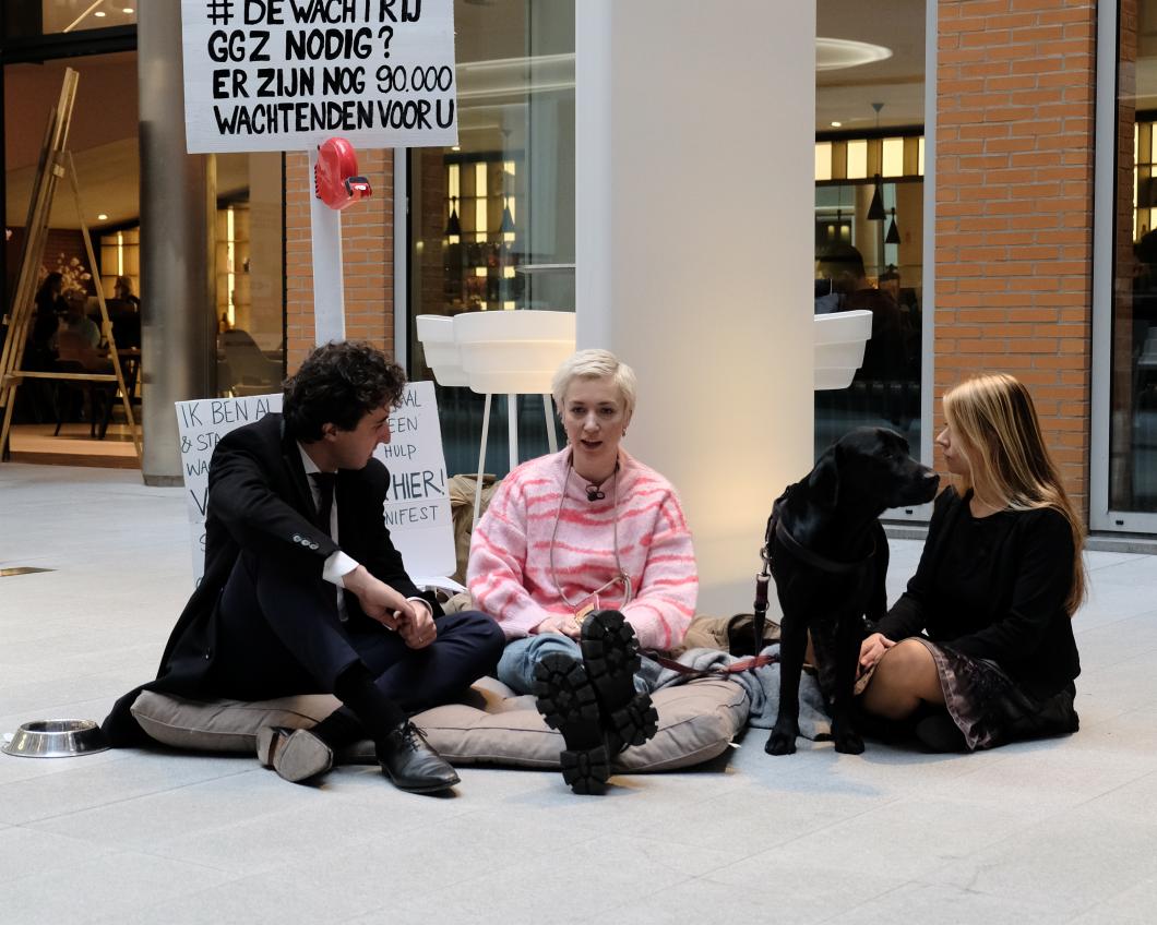 Jesse Klaver en Lisa Westerveld zitten met Charlotte Bouwman tijdens haar protest tegen de wachtlijsten bij de geestelijke gezondheidszorg