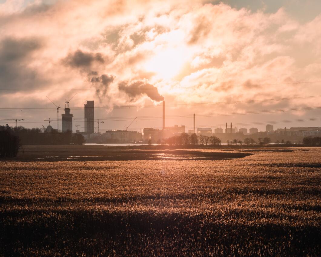 Foto van industrie bij ondergaande zon