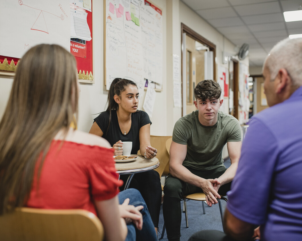 Jongeren in gesprek met therapeut