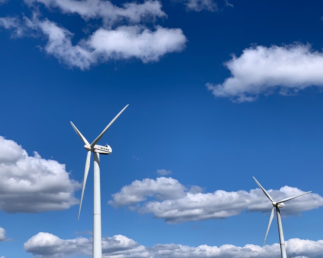 Windmolens en een blauwe lucht met woken