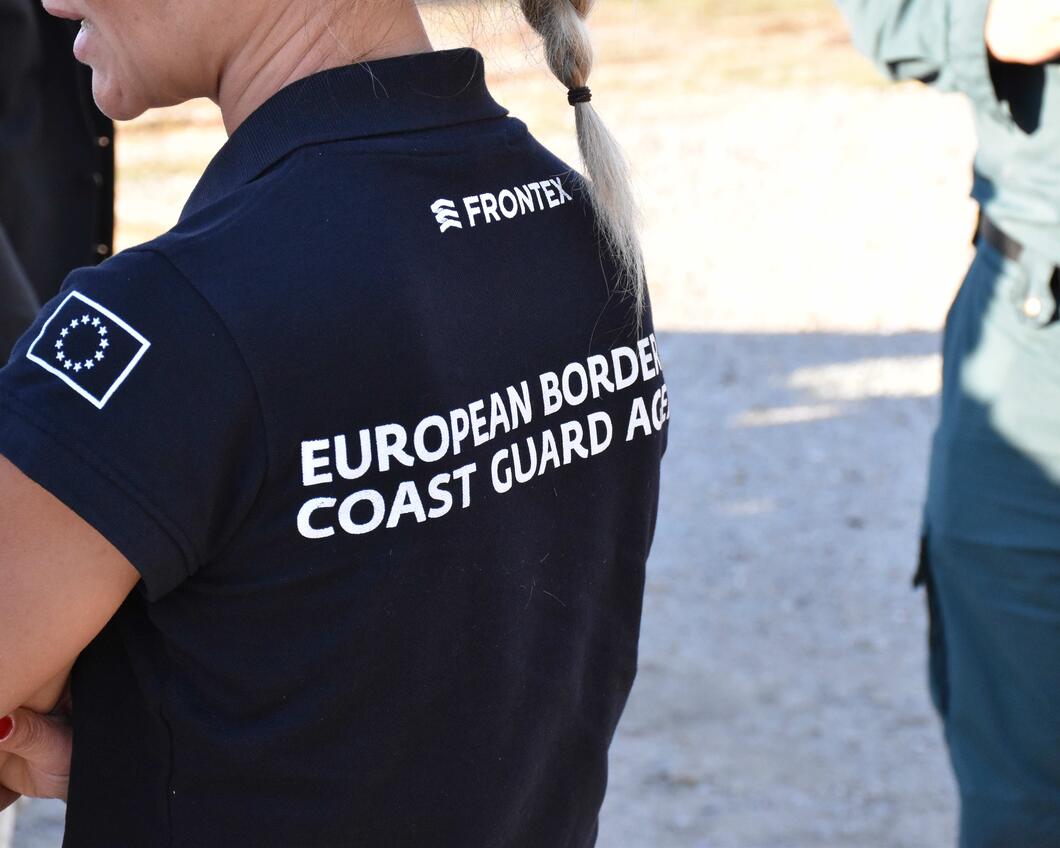 Vrouw draagt werkkleding van Frontex