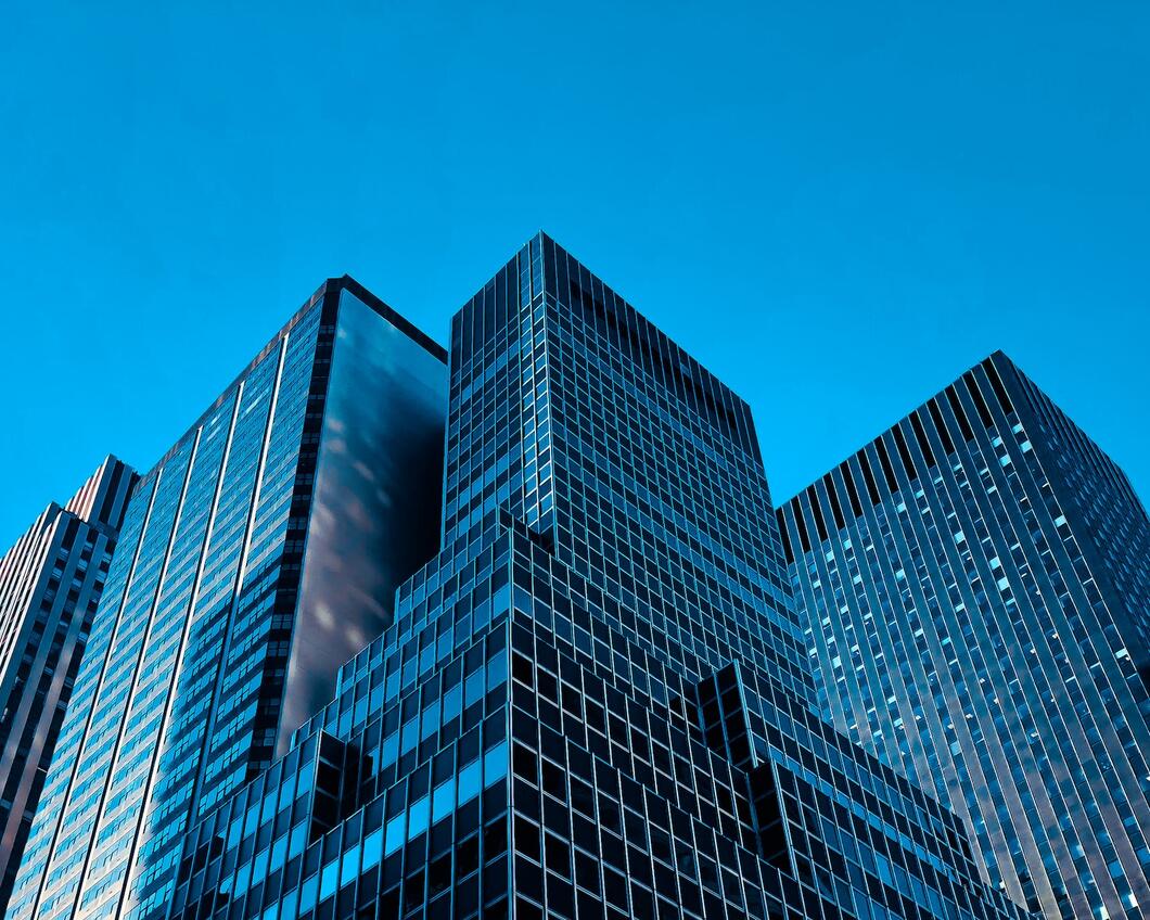 gebouwen in een financial district gefotografeerd tegen een strak blauwe lucht
