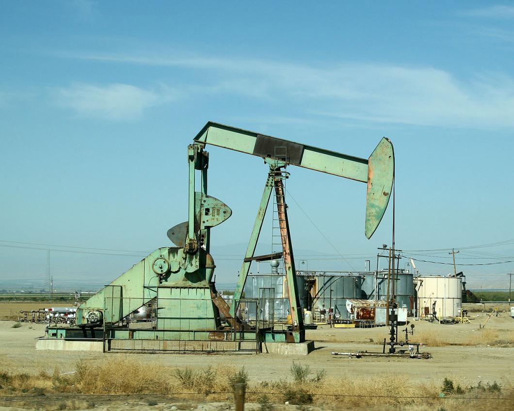 1280px-Pump_Jack.jpg