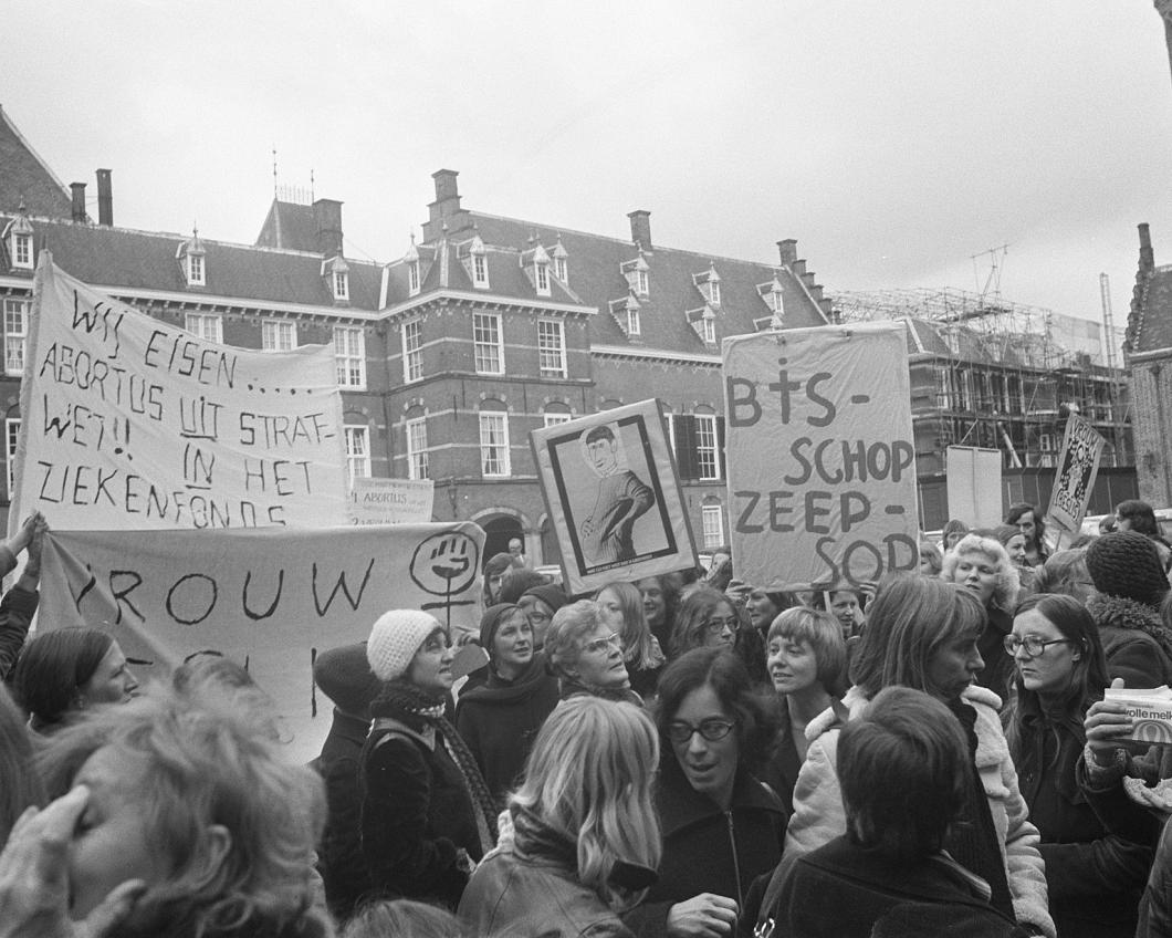 Abortus-demonstratie_op_Binnenhof,_Bestanddeelnr_927-5500.jpg