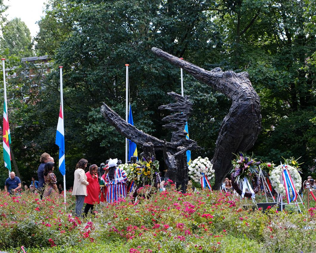 Jaarlijkse herdenking van de slavernij in het Oosterpark in Amsterdam