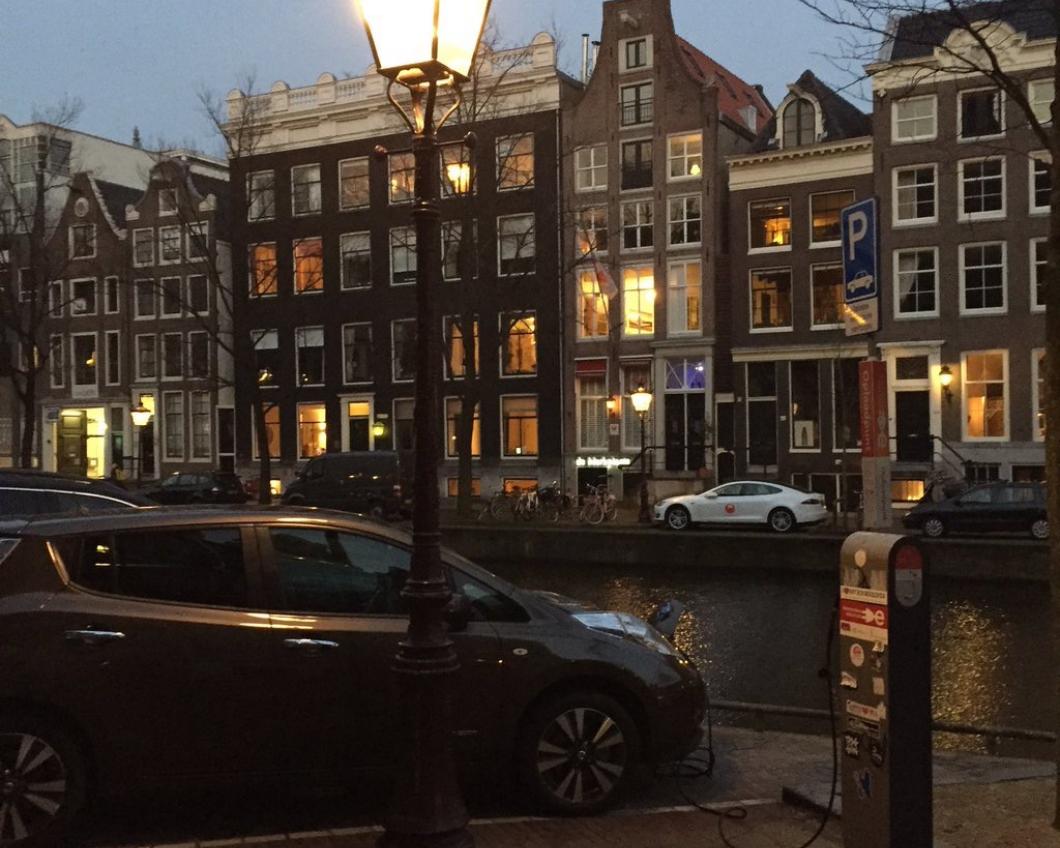 Een elektrische auto aan een laadpaal