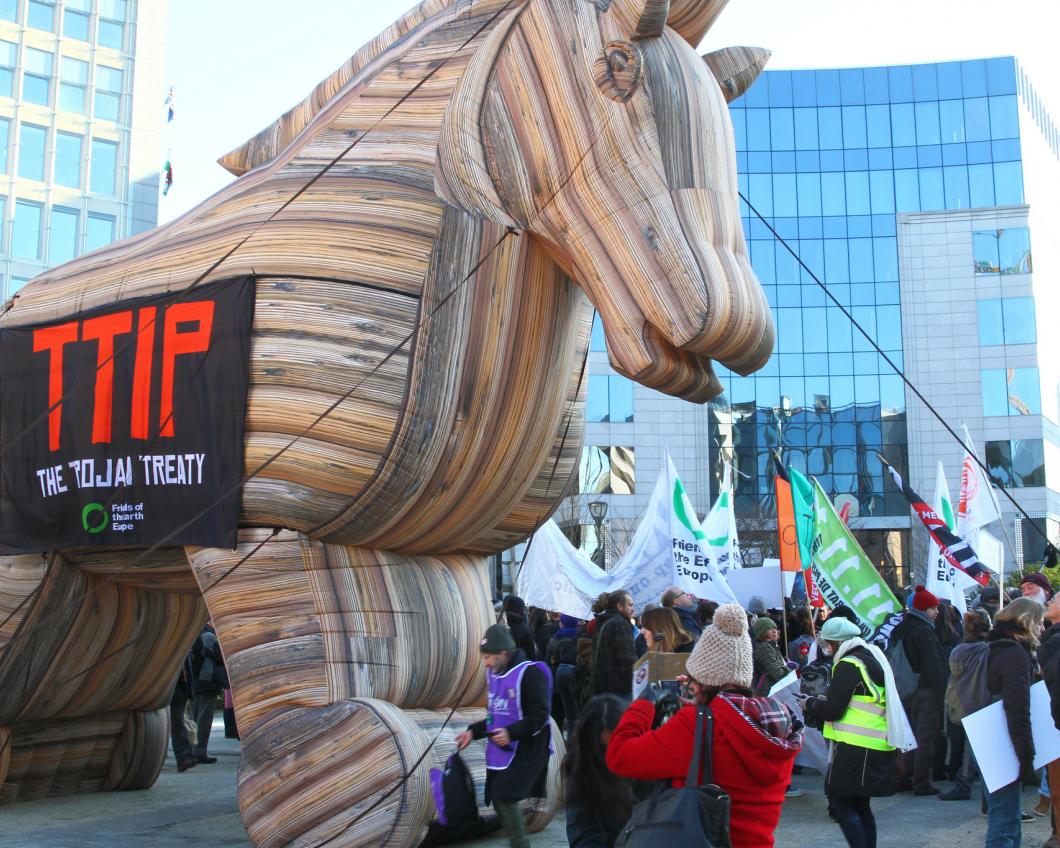 Protest tegen TTIP voor het gebouw van de Europese Commissie