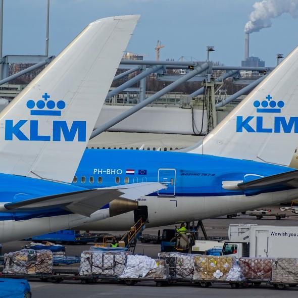 Twee KLM vliegtuigen staan op het vliegveld