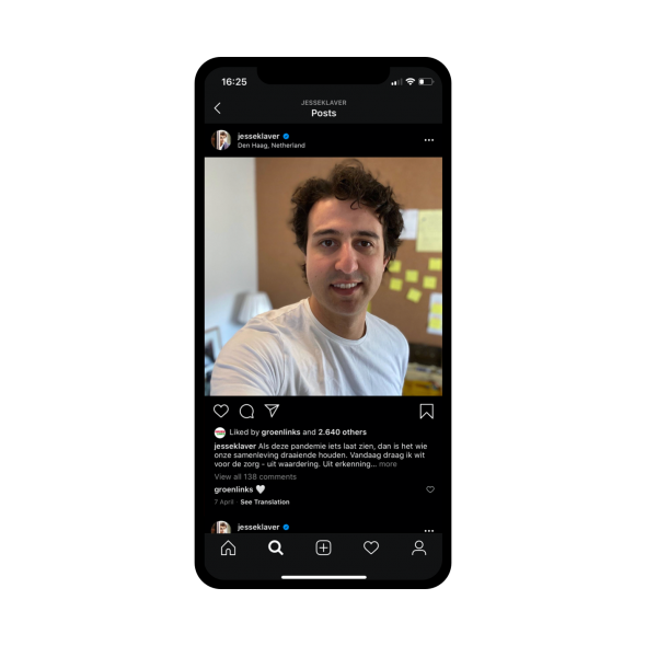 Een zwarte smartphone met een Instagram-post van Jesse erop. In de post maakt Jesse een selfie op zijn kantoor.