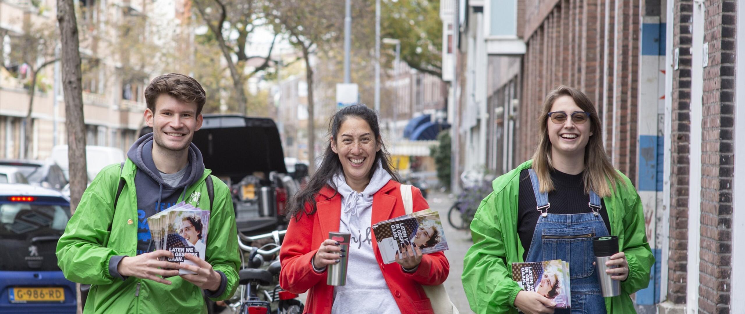 Afbeelding van 3 campaigners op straat die een brief van Jesse bezorgen