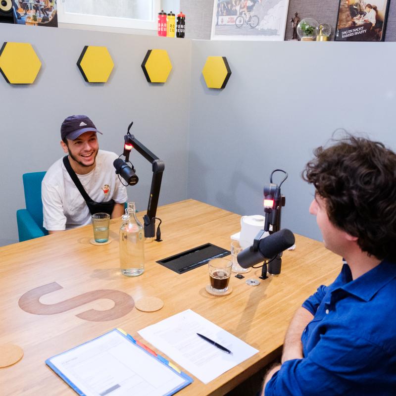 Jesse en Sahil in de podcast-studio