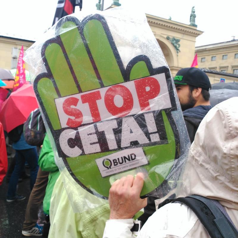 Een persoon met een protestbord tegen ceta
