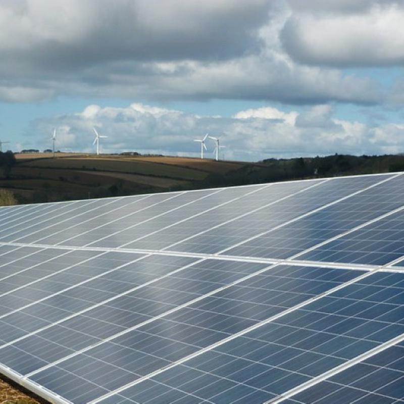 Een paar zonnepanelen en windmolens.