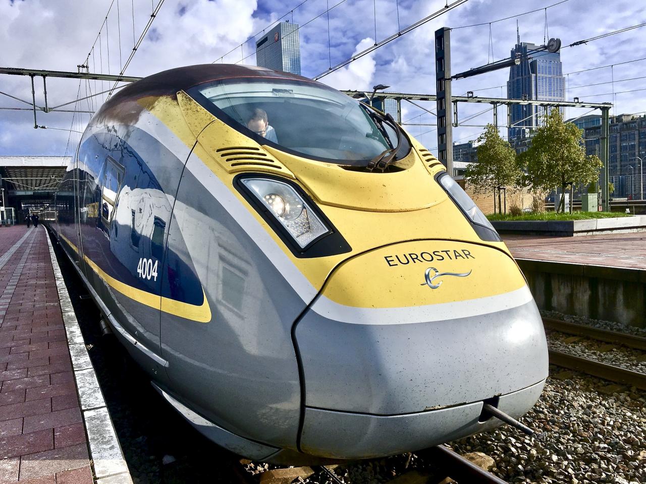 De eurostar naar Londen staat op het perron