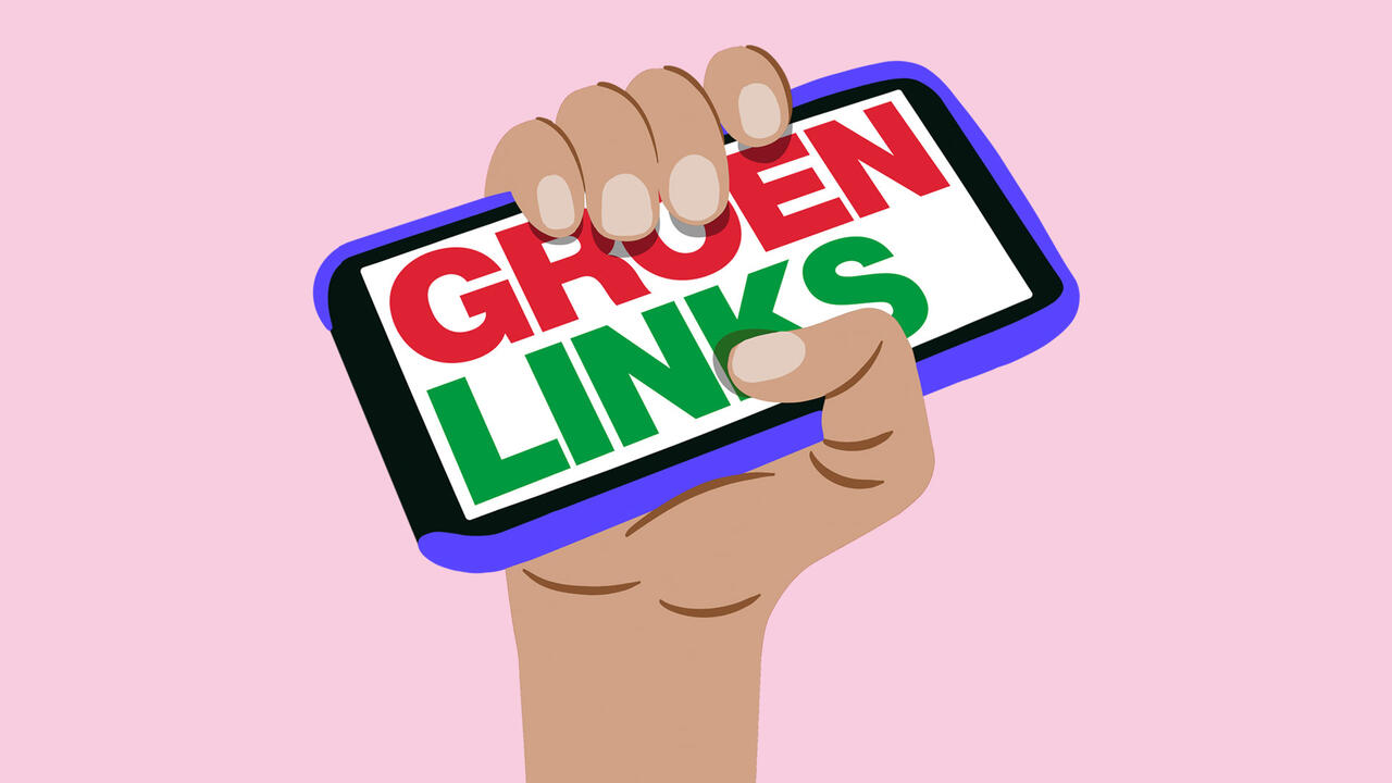 Omhoogstekende hand met telefoon erin waarop "GroenLinks" staat.